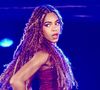 Beyoncé a donné le coup d’envoi de son Cowboy Carter Tour, lundi 28 avril à Los Angeles. Au cours de ce concert, les fans de la chanteuse ont pu découvrir la scénographie autour des nouvelles chansons country de l’artiste mais ils ont surtout pu voir Blue Ivy rejoindre sa mère sur scène. La fillette de 13 ans a eu plusieurs occasions de briller. Elle a dansé lors de "America Has a Problem", en compagnie de Beyoncé, dans une tenue imprimée de journaux. Mais c'est sa performance sur le titre "Deja Vu" qui a affolé les fans.