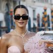 "Méconnaissable" : Khloé Kardashian révèle les détails de ses opérations de chirurgie esthétique, les internautes ne la croient pas